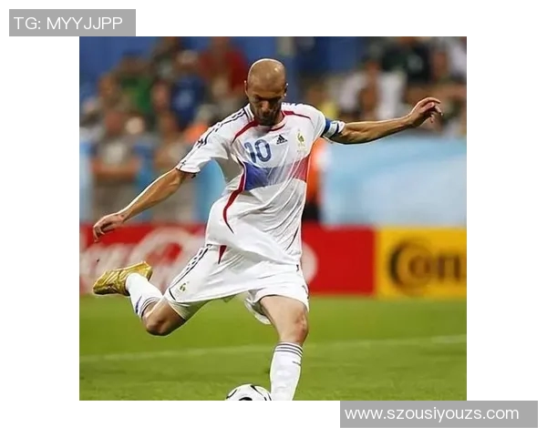 足球领域的全能球星解析他们的多面才华与历史地位